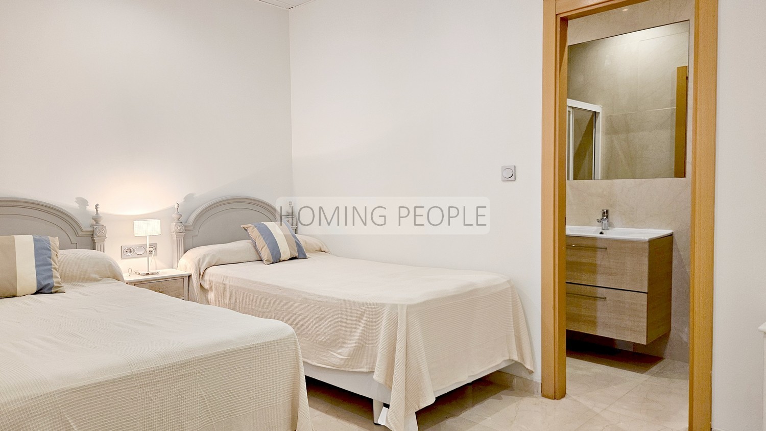 Coqueta villa moderna con apartamento de invitados... y a distancia a pie de la playa!