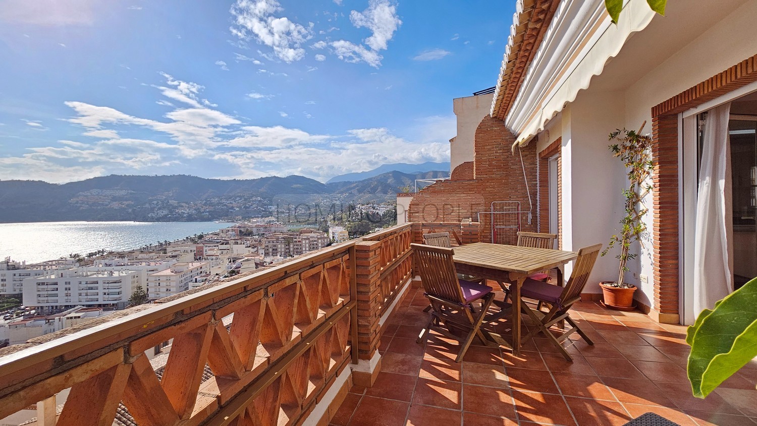 Espléndida casa con vistas panorámicas a la bahía: Privacidad, cochera y cerca de la playa.