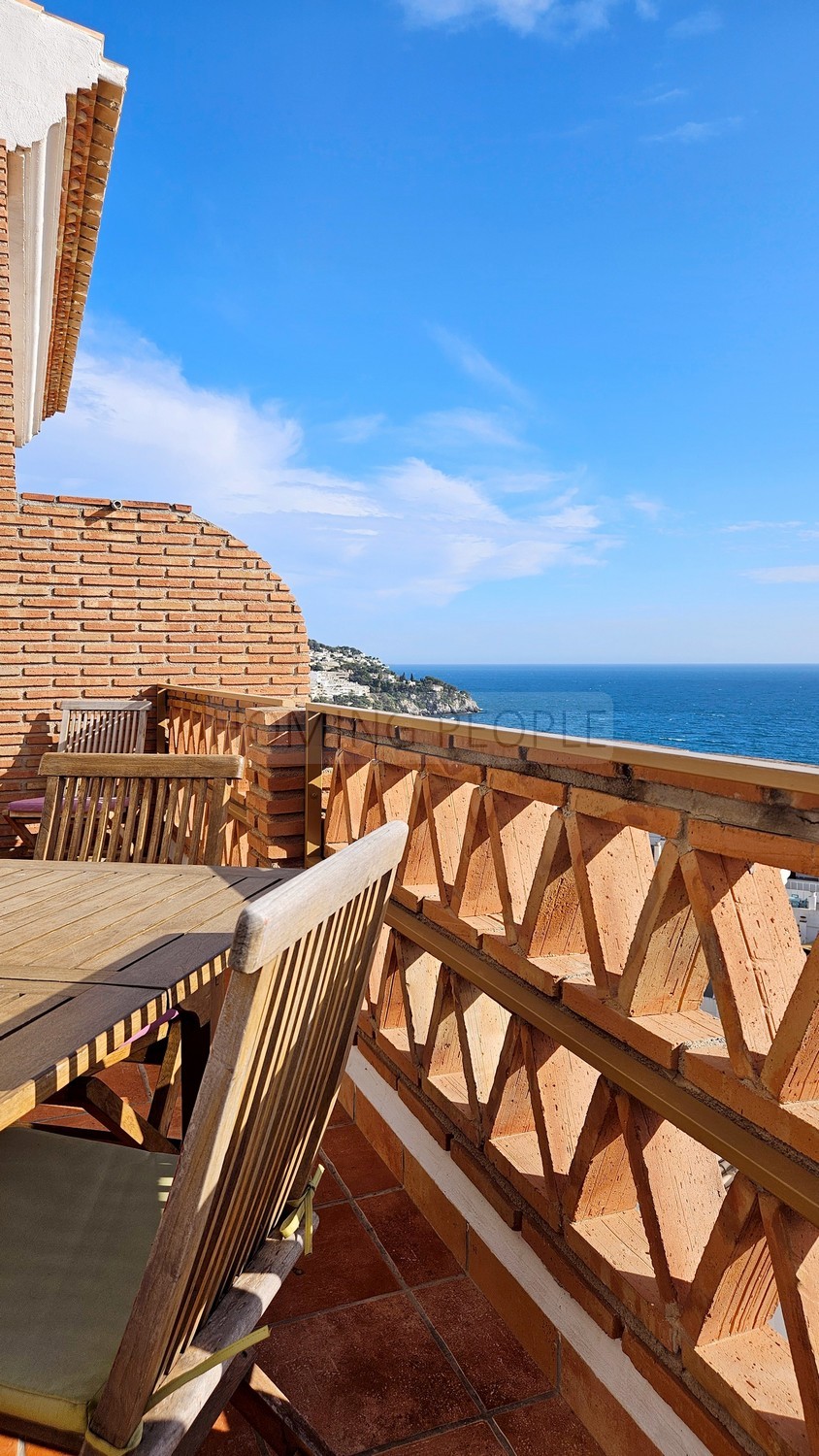 Espléndida casa con vistas panorámicas a la bahía: Privacidad, cochera y cerca de la playa.