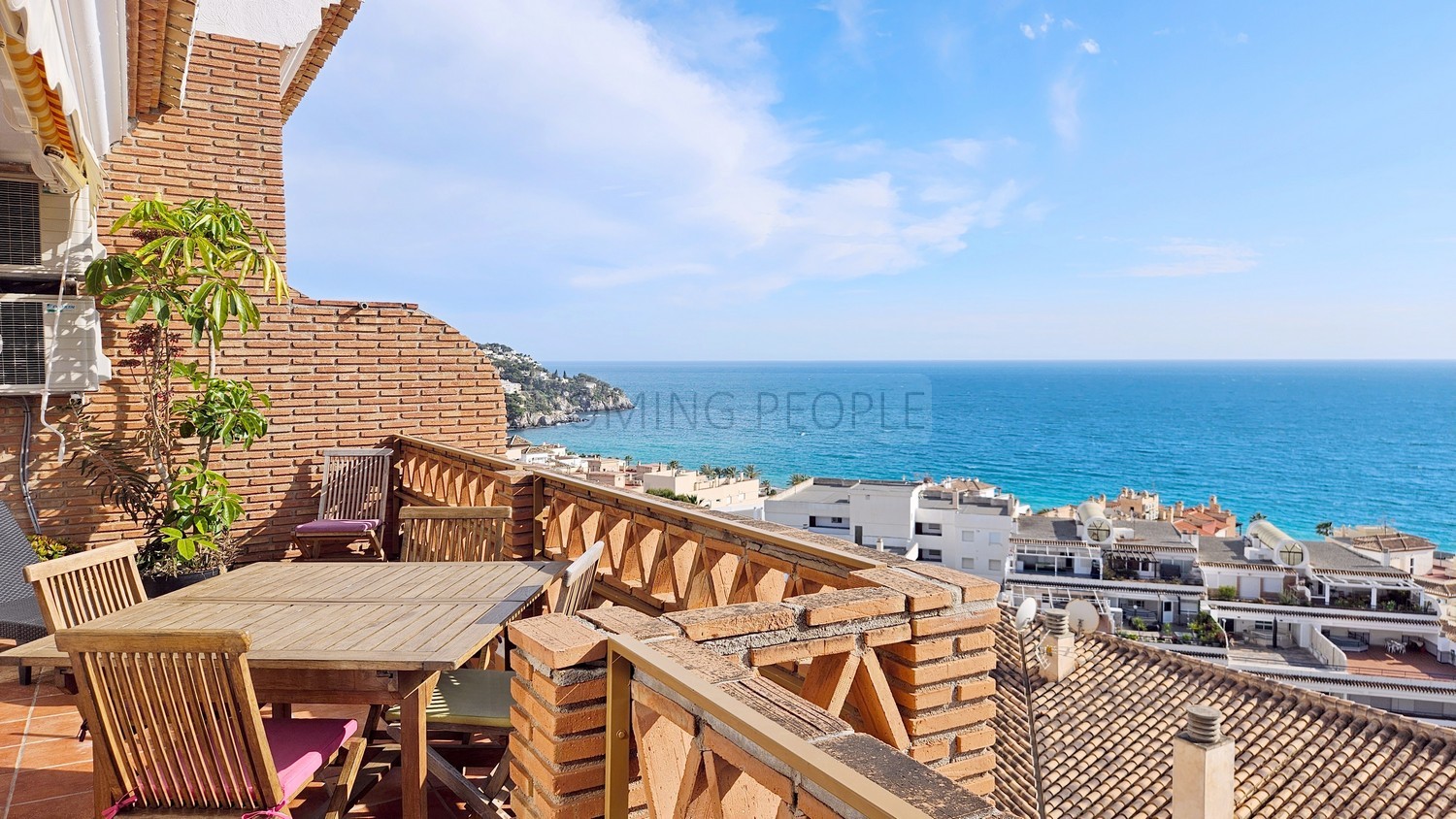 Espléndida casa con vistas panorámicas a la bahía: Privacidad, cochera y cerca de la playa.