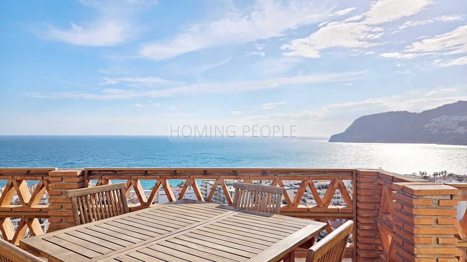 Espléndida casa con vistas panorámicas a la bahía: Privacidad, cochera y cerca de la playa.