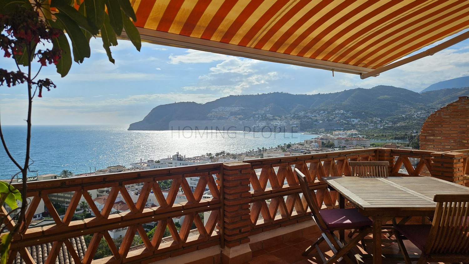 Espléndida casa con vistas panorámicas a la bahía: Privacidad, cochera y cerca de la playa.