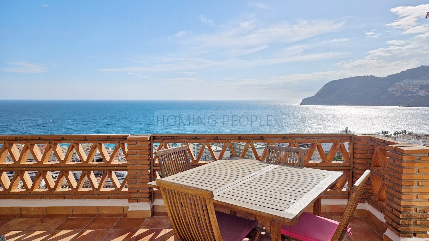 Espléndida casa con vistas panorámicas a la bahía: Privacidad, cochera y cerca de la playa.