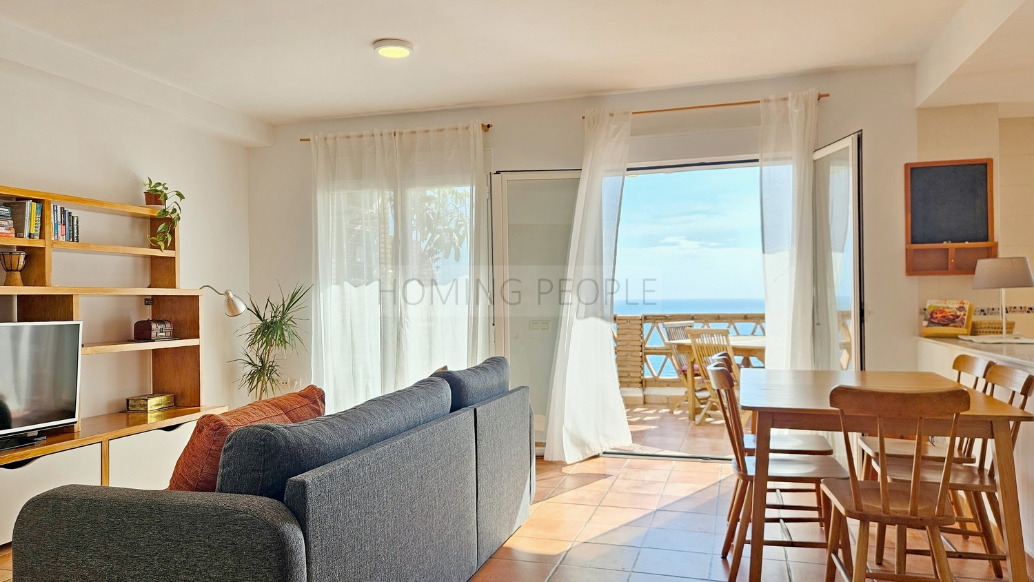 Espléndida casa con vistas panorámicas a la bahía: Privacidad, cochera y cerca de la playa.