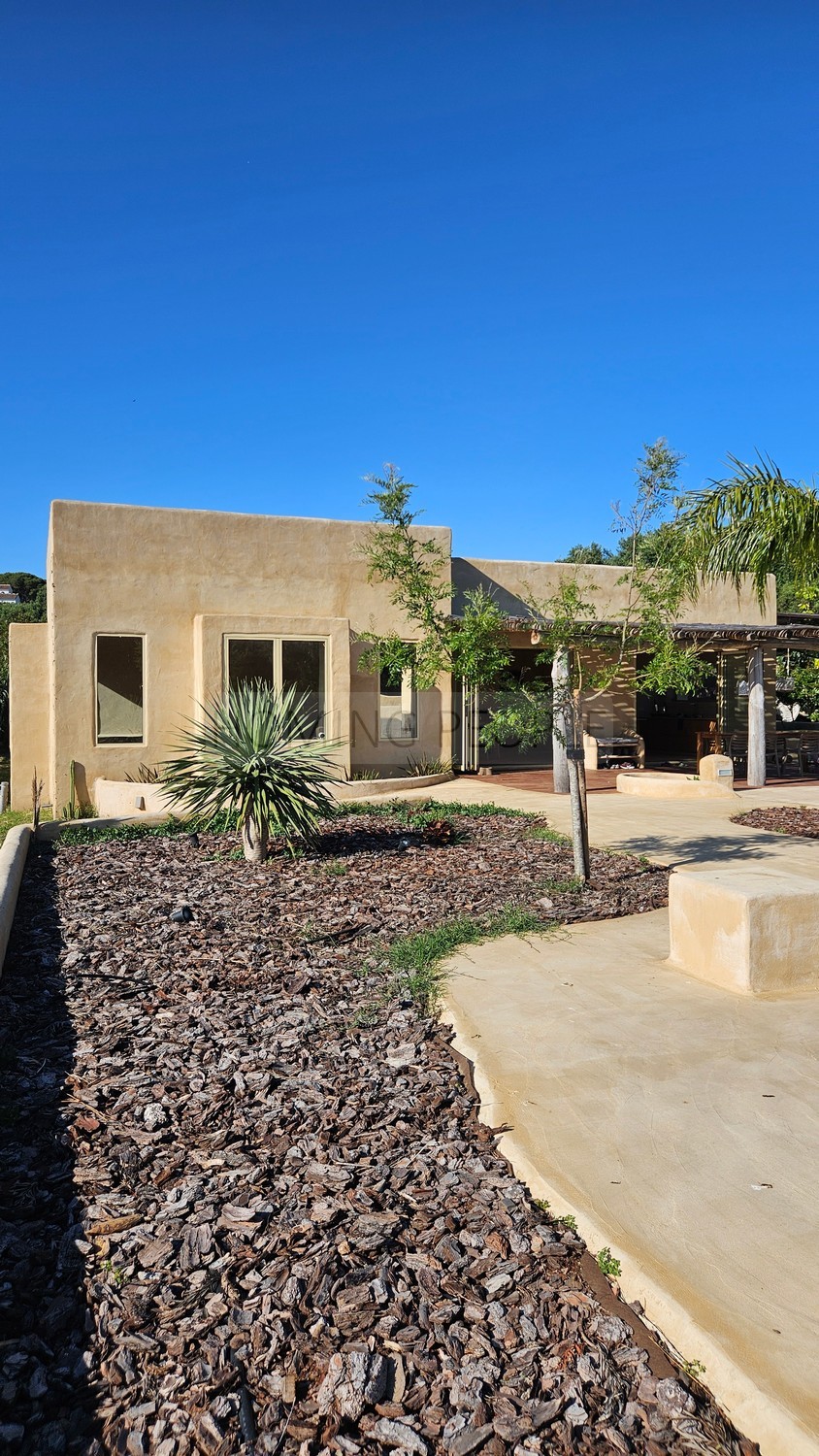 Une villa Boho Chic parmi les pins et les dunes de la côte de Cadix...