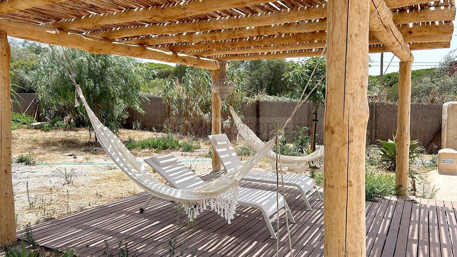 Une villa Boho Chic parmi les pins et les dunes de la côte de Cadix...