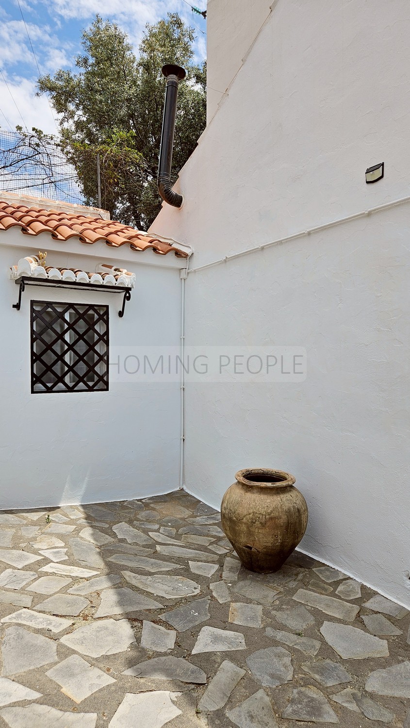 Cortijo-chalet bien equipado y con piscina, situado en un valle y con muy buen acceso