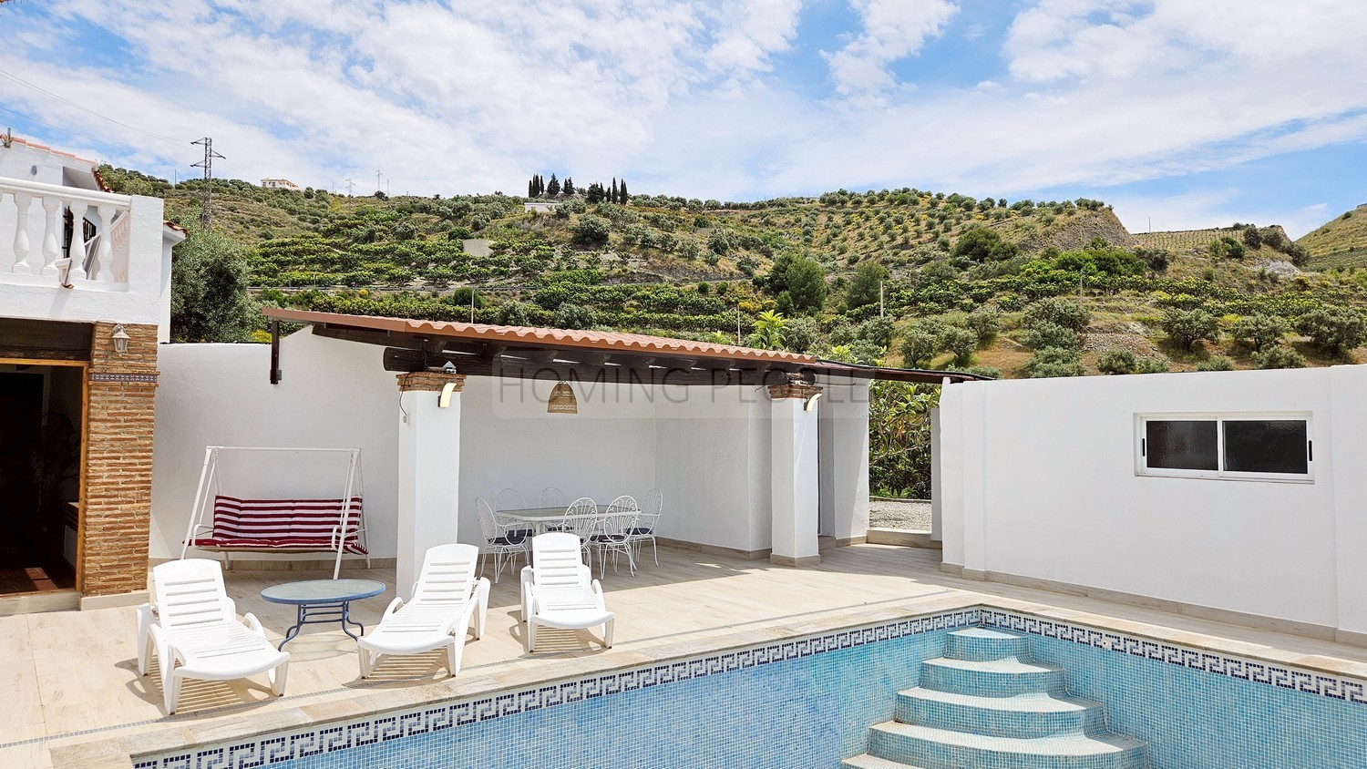 Cortijo-chalet bien equipado y con piscina, situado en un valle y con muy buen acceso