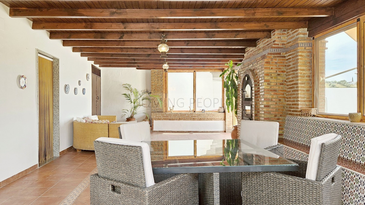 Cortijo-chalet bien equipado y con piscina, situado en un valle y con muy buen acceso