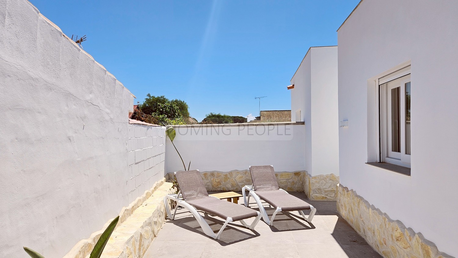 Casita con terraza privativa y piscina a compartir a cinco minutos a pie de la playa