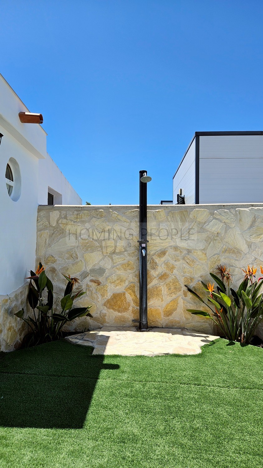 Casita con terraza privativa y piscina a compartir a cinco minutos a pie de la playa