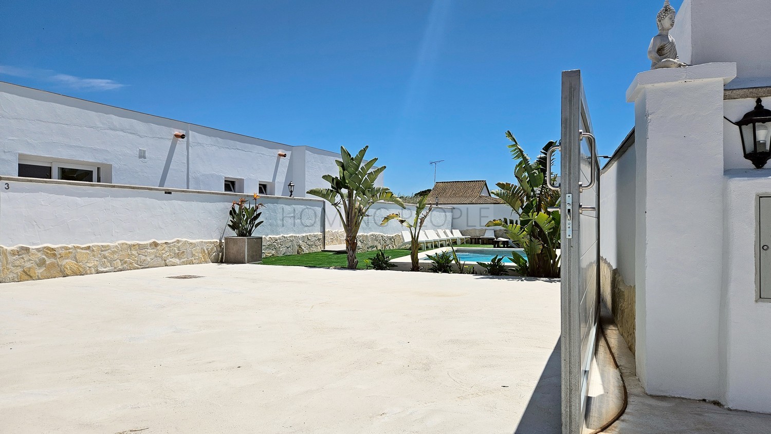 Casita con terraza privativa y piscina a compartir a cinco minutos a pie de la playa