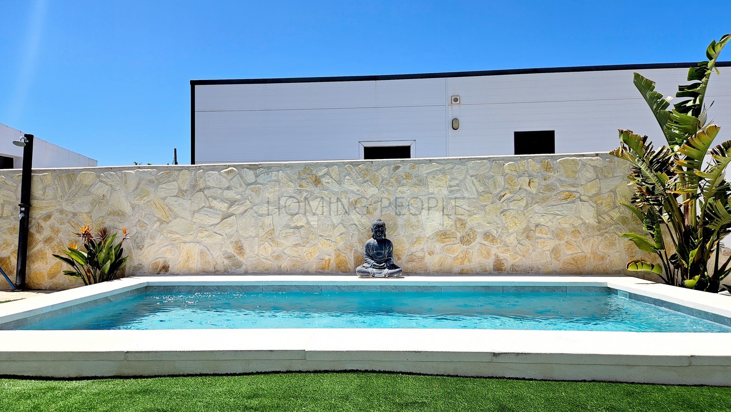 Casita con terraza privativa y piscina a compartir a cinco minutos a pie de la playa