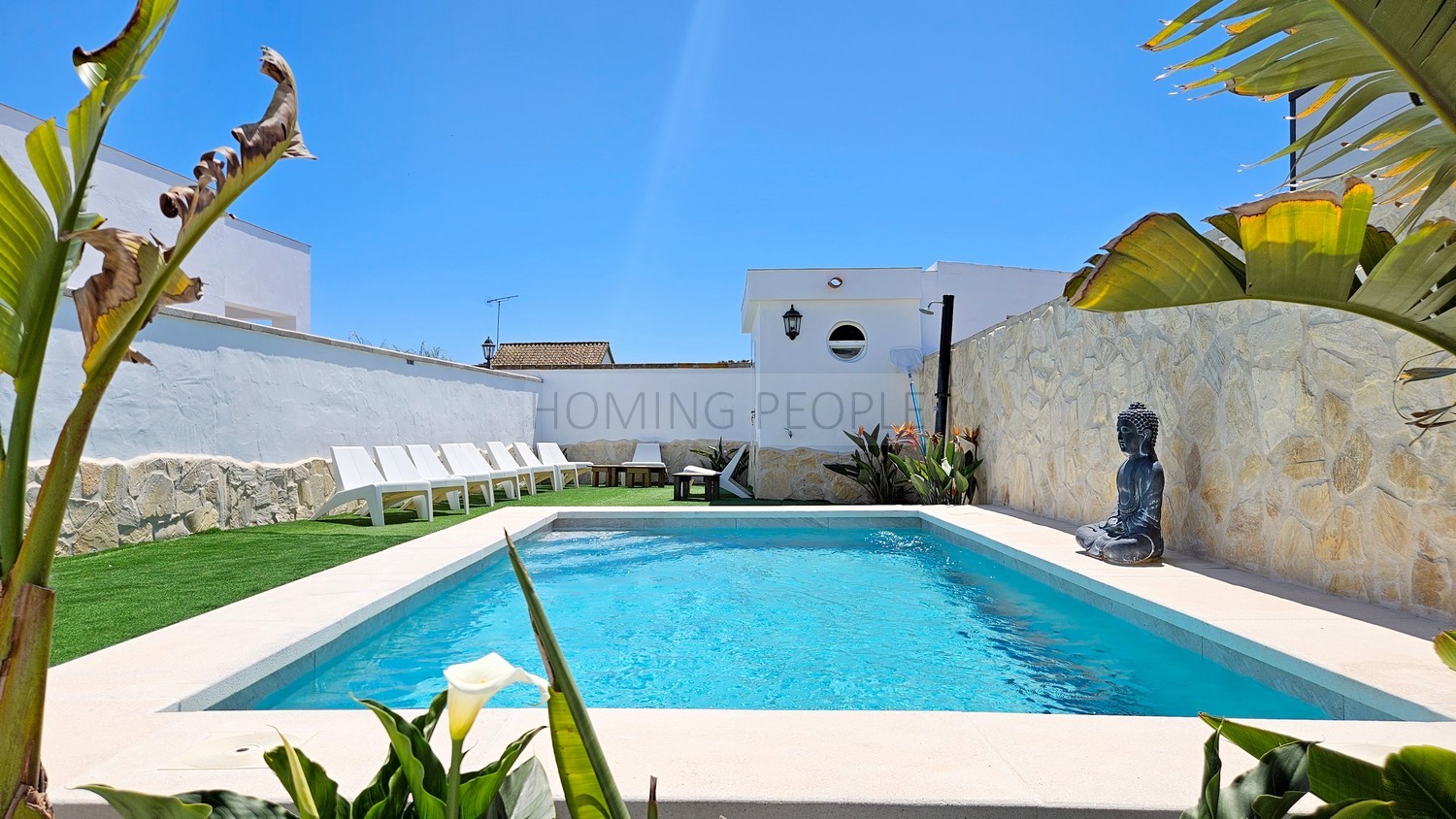 Casita con terraza privativa y piscina a compartir a cinco minutos a pie de la playa