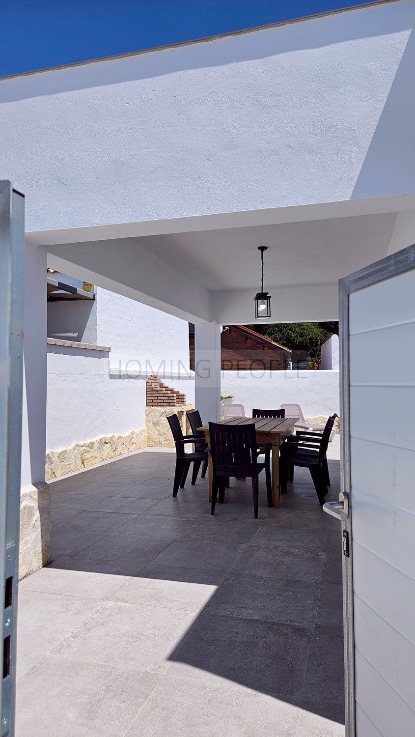Casita con terraza privativa y piscina a compartir a cinco minutos a pie de la playa