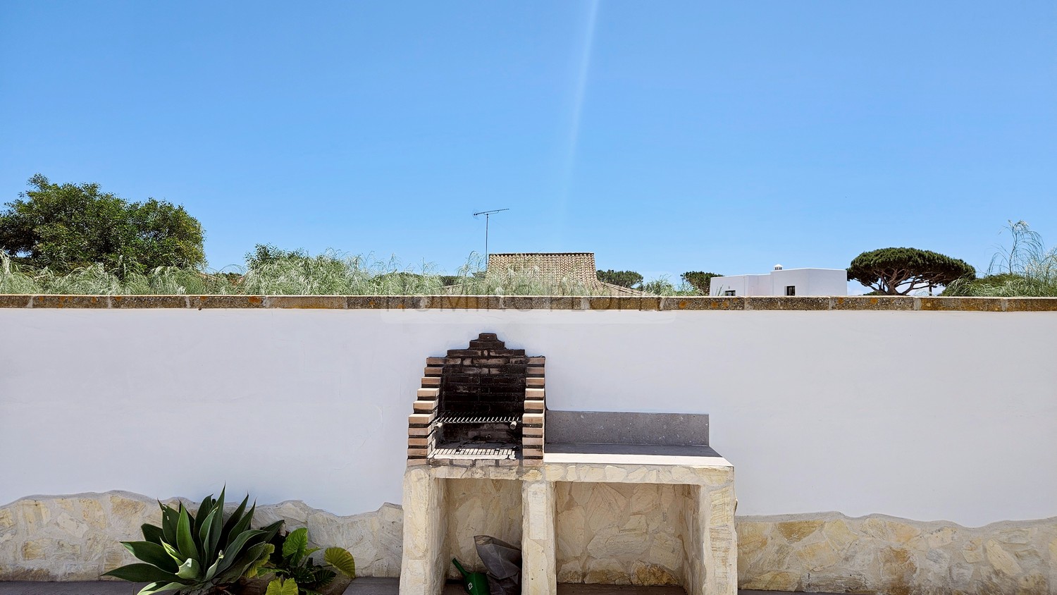 Casita con terraza privativa y piscina a compartir a cinco minutos a pie de la playa