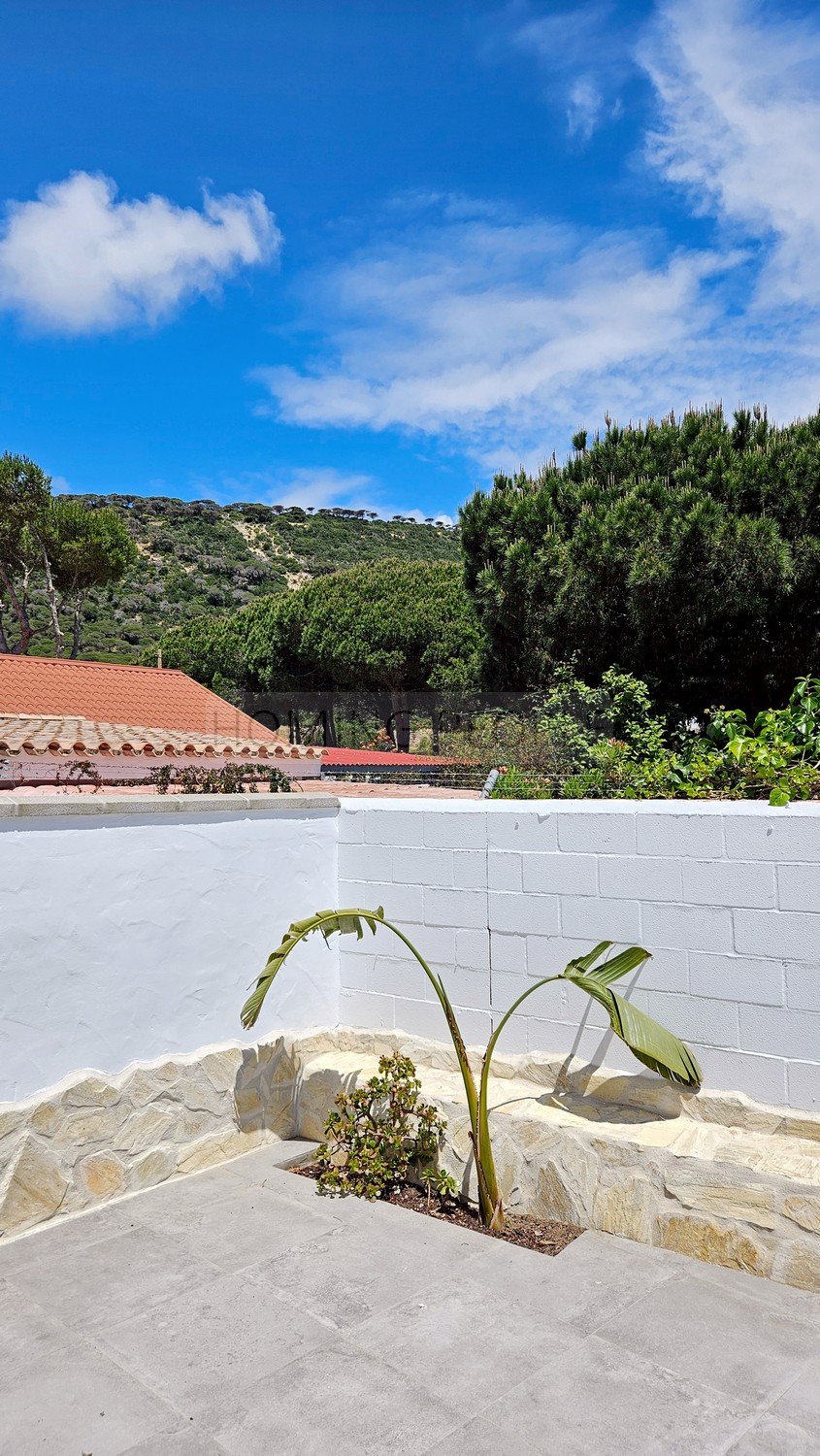Casita con terraza privativa y piscina a compartir a cinco minutos a pie de la playa