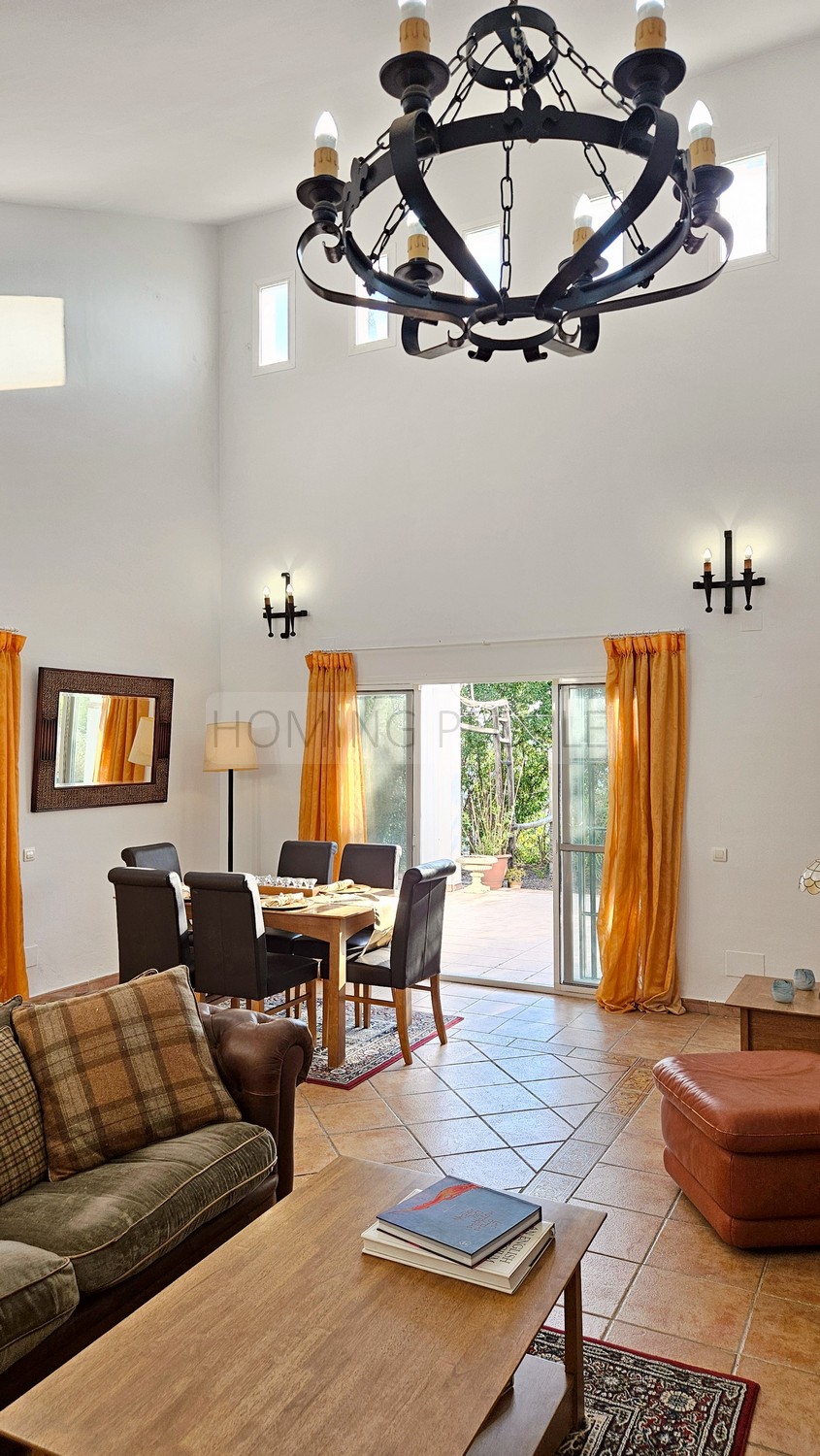 Gran chalet de campo con piscina, cerca de un pantano, de la sierra y del mar