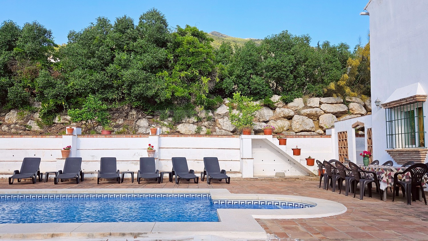 Gran chalet de campo con piscina, cerca de un pantano, de la sierra y del mar