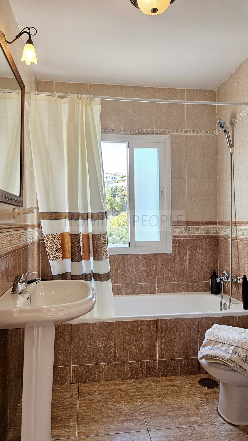 Gran chalet de campo con piscina, cerca de un pantano, de la sierra y del mar