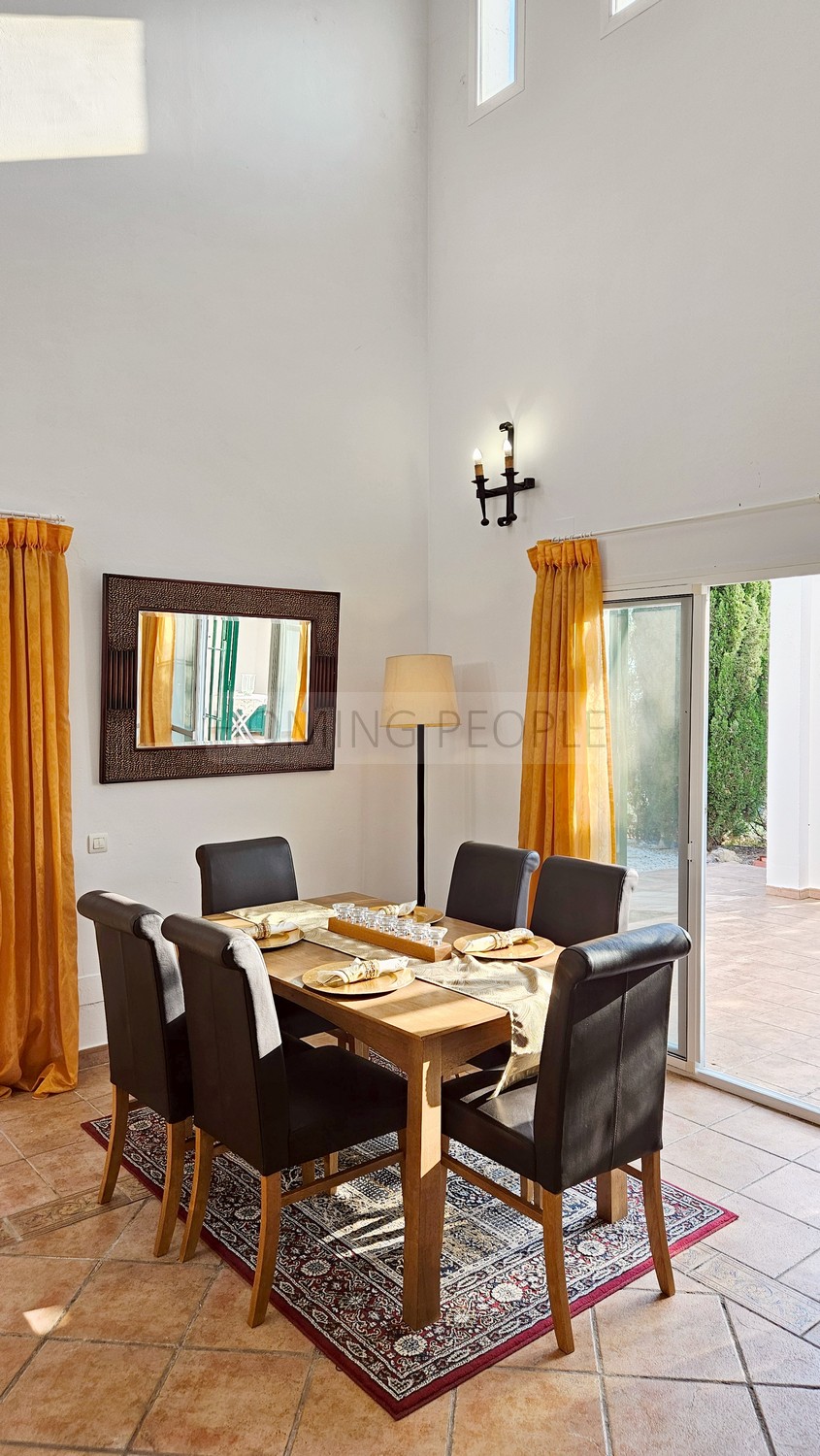 Gran chalet de campo con piscina, cerca de un pantano, de la sierra y del mar