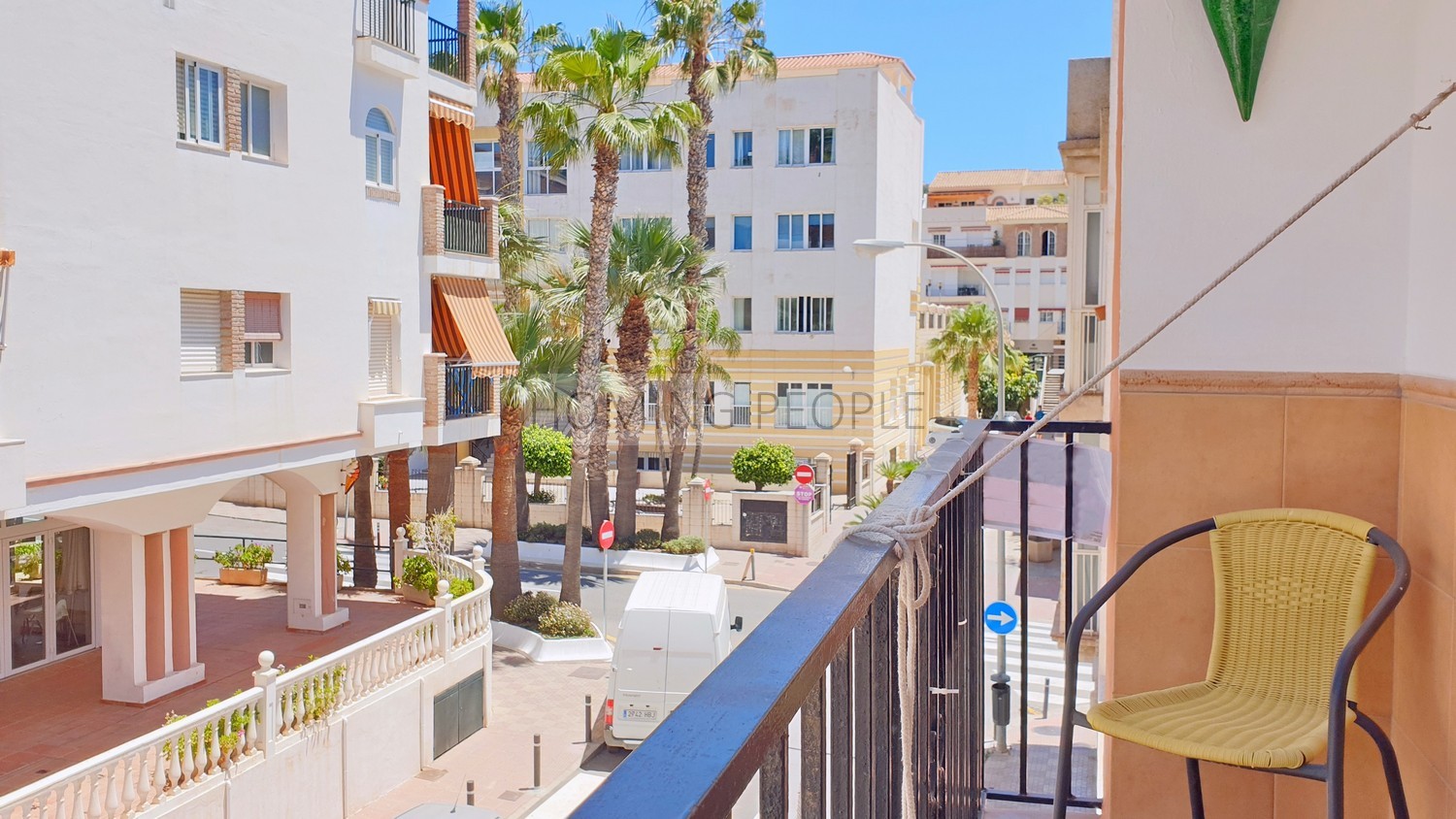 Amplitud y tranquilidad con azotea en pleno centro y a un paso de la playa