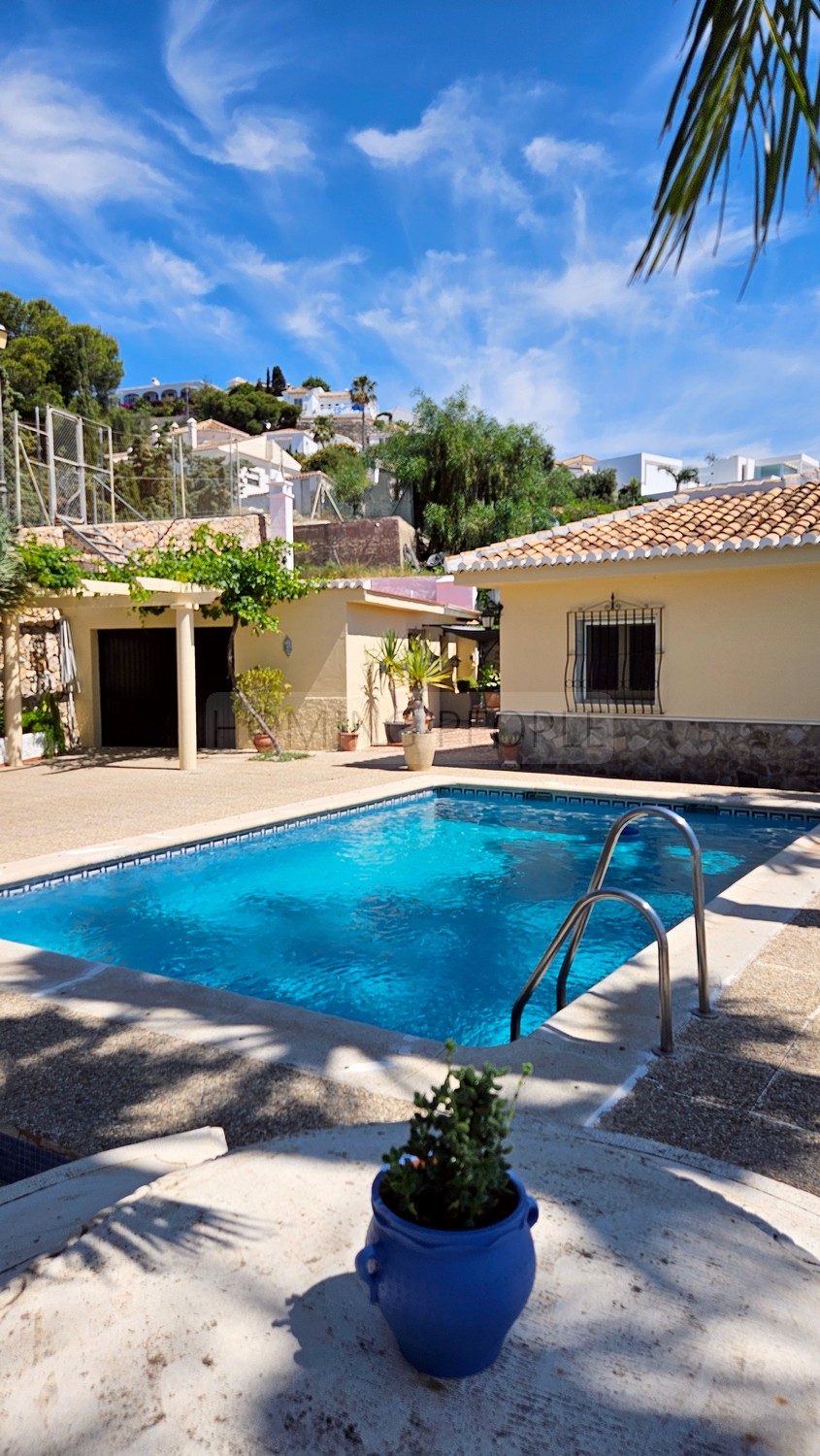 Chalet muy independiente y con piscina a pocos minutos en coche del pueblo