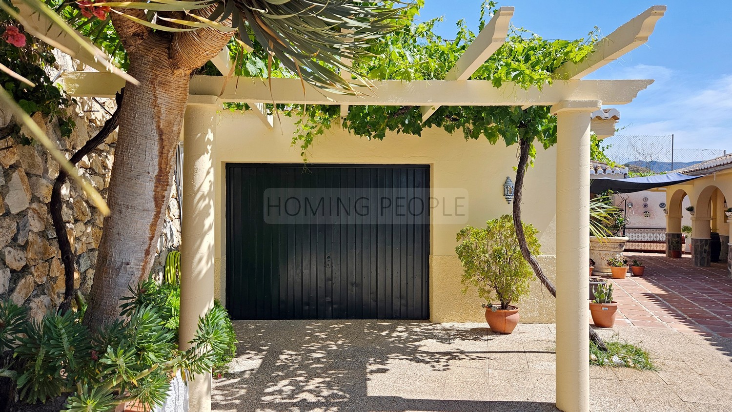 Chalet muy independiente y con piscina a pocos minutos en coche del pueblo