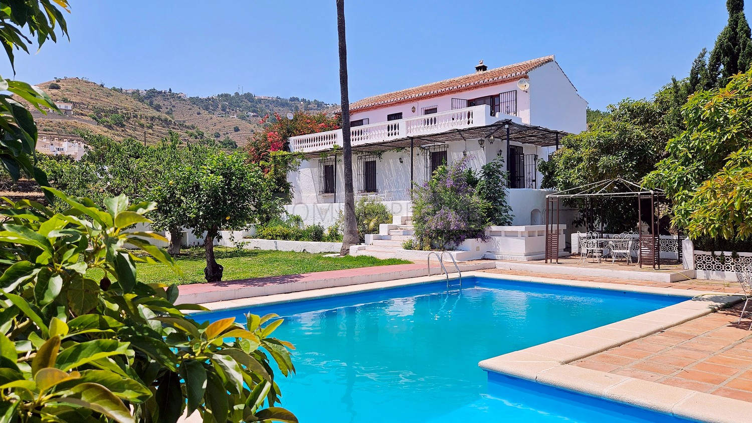 Una propiedad singular: Casa andaluza con mucho jardín y gran piscina... y a distancia a pie del pueblo.