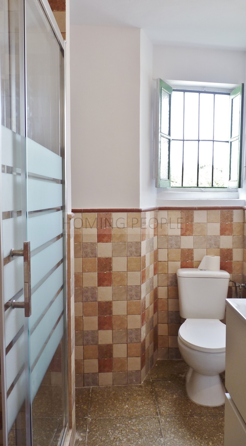 Una propiedad singular: Casa andaluza con mucho jardín y gran piscina... y a distancia a pie del pueblo.