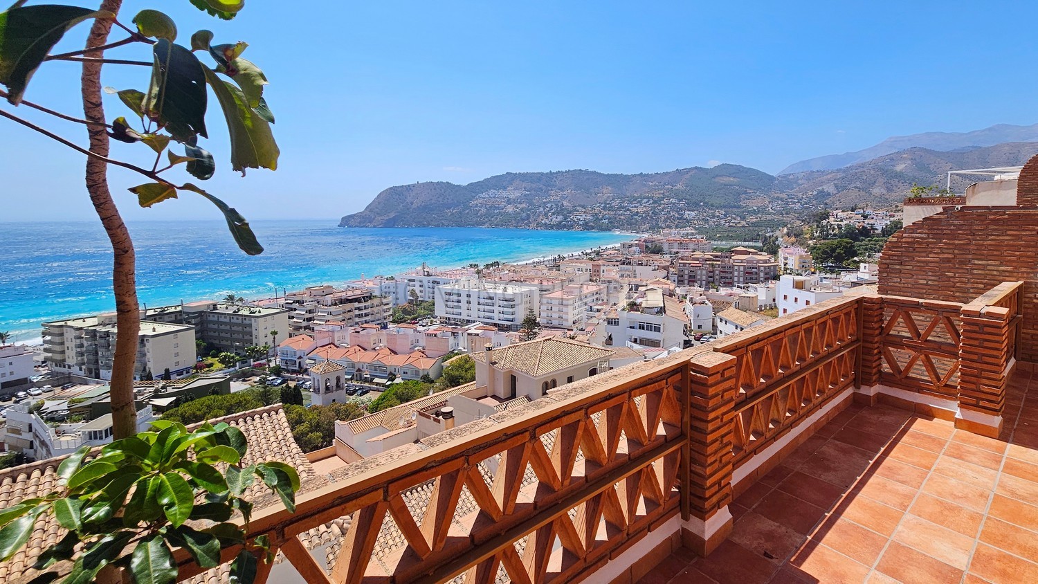 Espléndida casa con vistas panorámicas a la bahía: Privacidad, cochera y cerca de la playa.