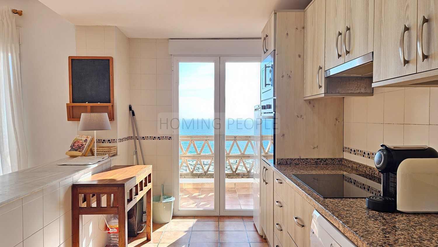 Espléndida casa con vistas panorámicas a la bahía: Privacidad, cochera y cerca de la playa.