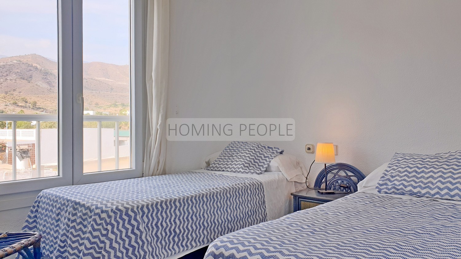 Seafront flat with a splendid terrace facing the beach ! Parking space available