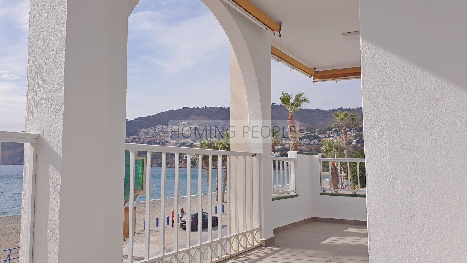 Seafront flat with a splendid terrace facing the beach ! Parking space available
