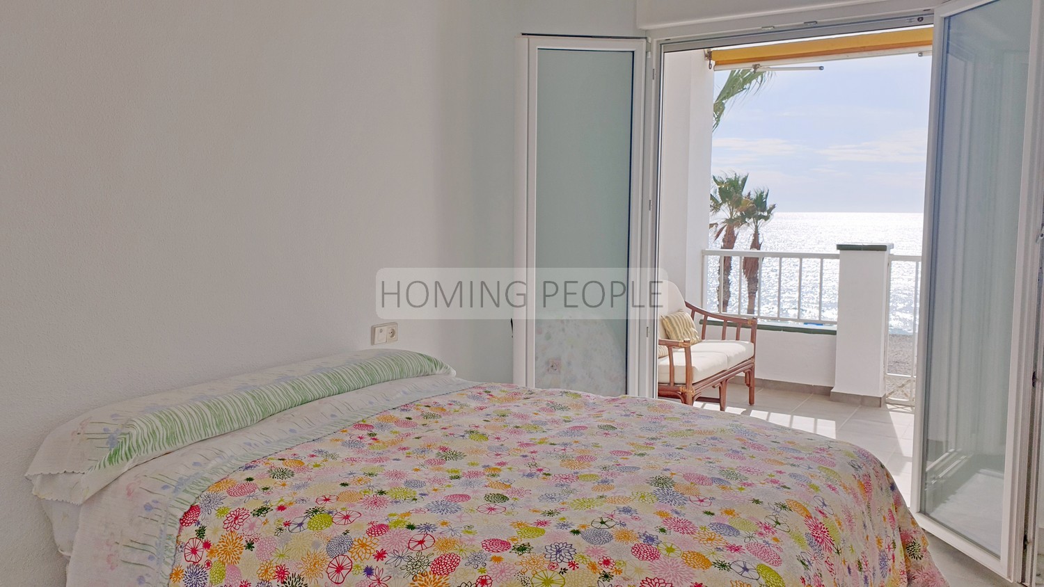 Seafront flat with a splendid terrace facing the beach ! Parking space available
