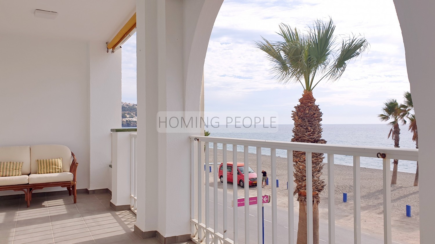 Seafront flat with a splendid terrace facing the beach ! Parking space available