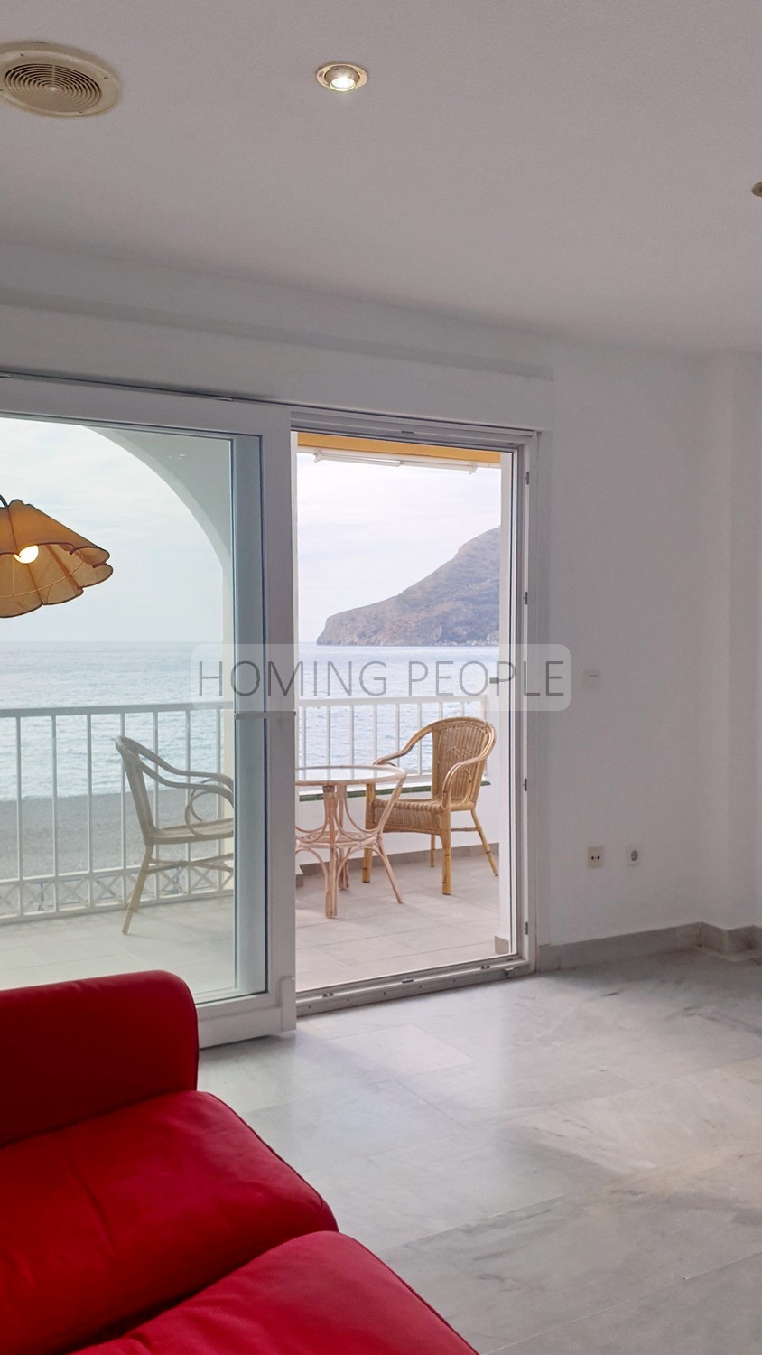 Seafront flat with a splendid terrace facing the beach ! Parking space available