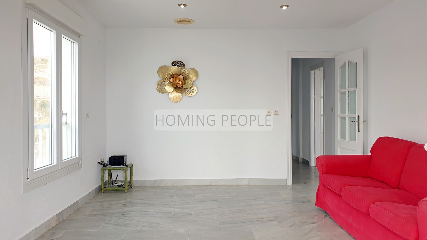Seafront flat with a splendid terrace facing the beach ! Parking space available