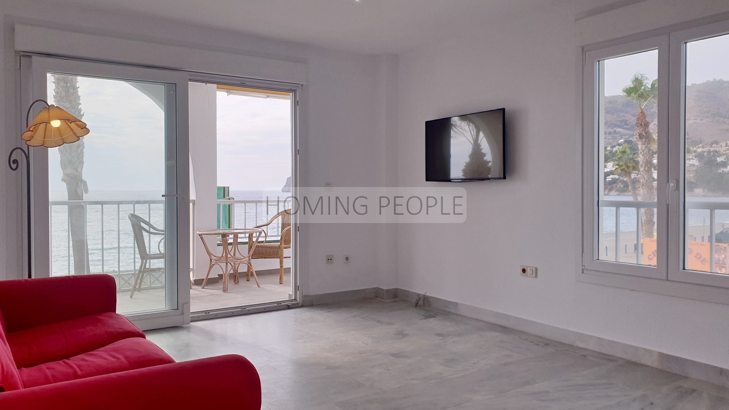 Seafront flat with a splendid terrace facing the beach ! Parking space available