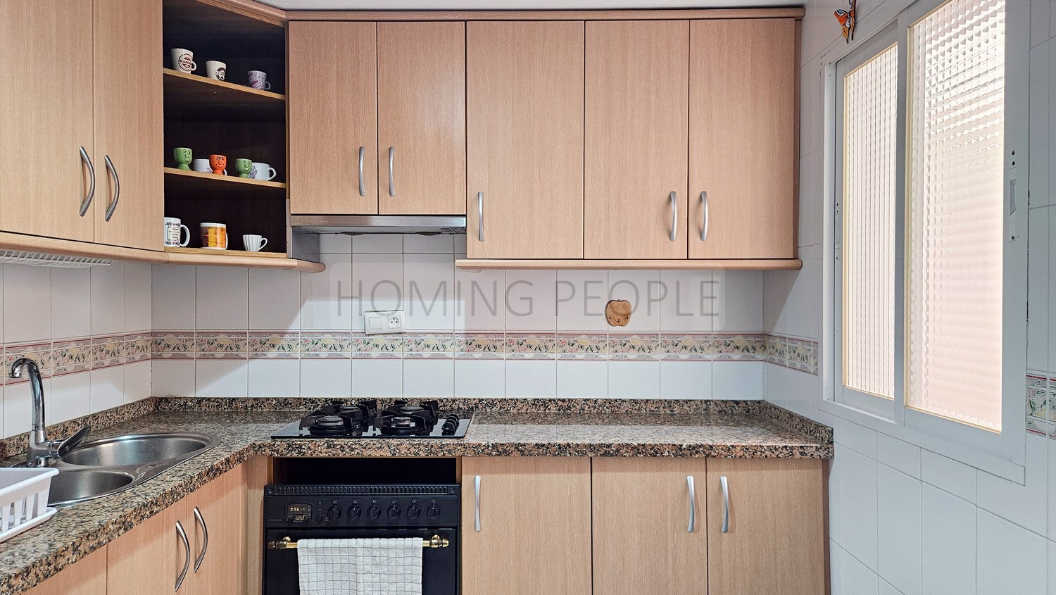 Seafront flat with a splendid terrace facing the beach ! Parking space available