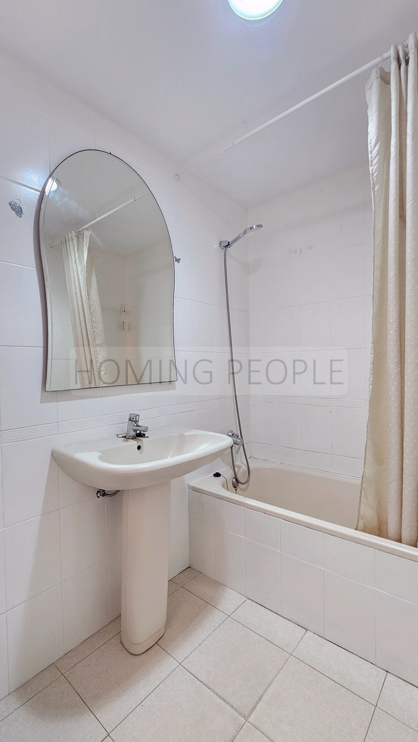 Seafront flat with a splendid terrace facing the beach ! Parking space available