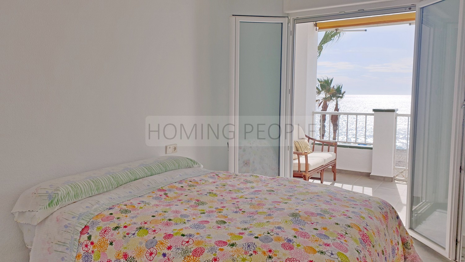Seafront flat with a splendid terrace facing the beach ! Parking space available