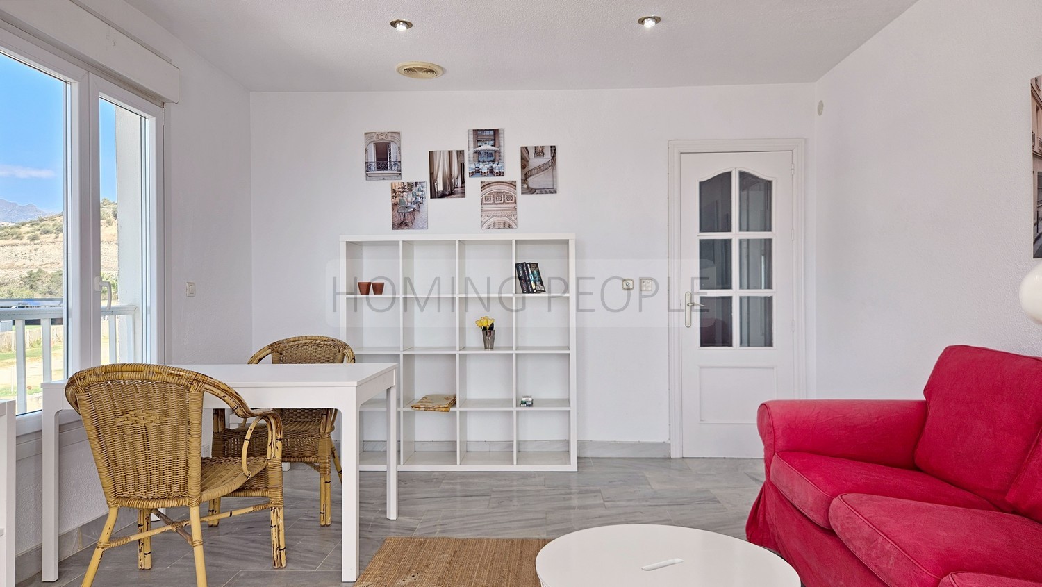 Seafront flat with a splendid terrace facing the beach ! Parking space available