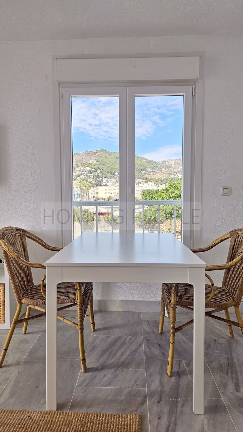 Seafront flat with a splendid terrace facing the beach ! Parking space available
