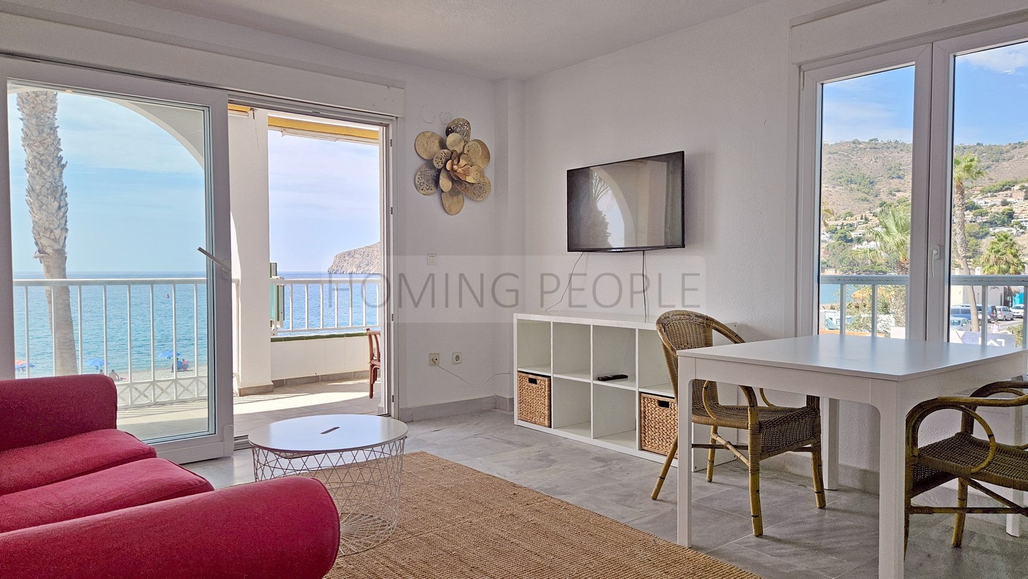 Seafront flat with a splendid terrace facing the beach ! Parking space available