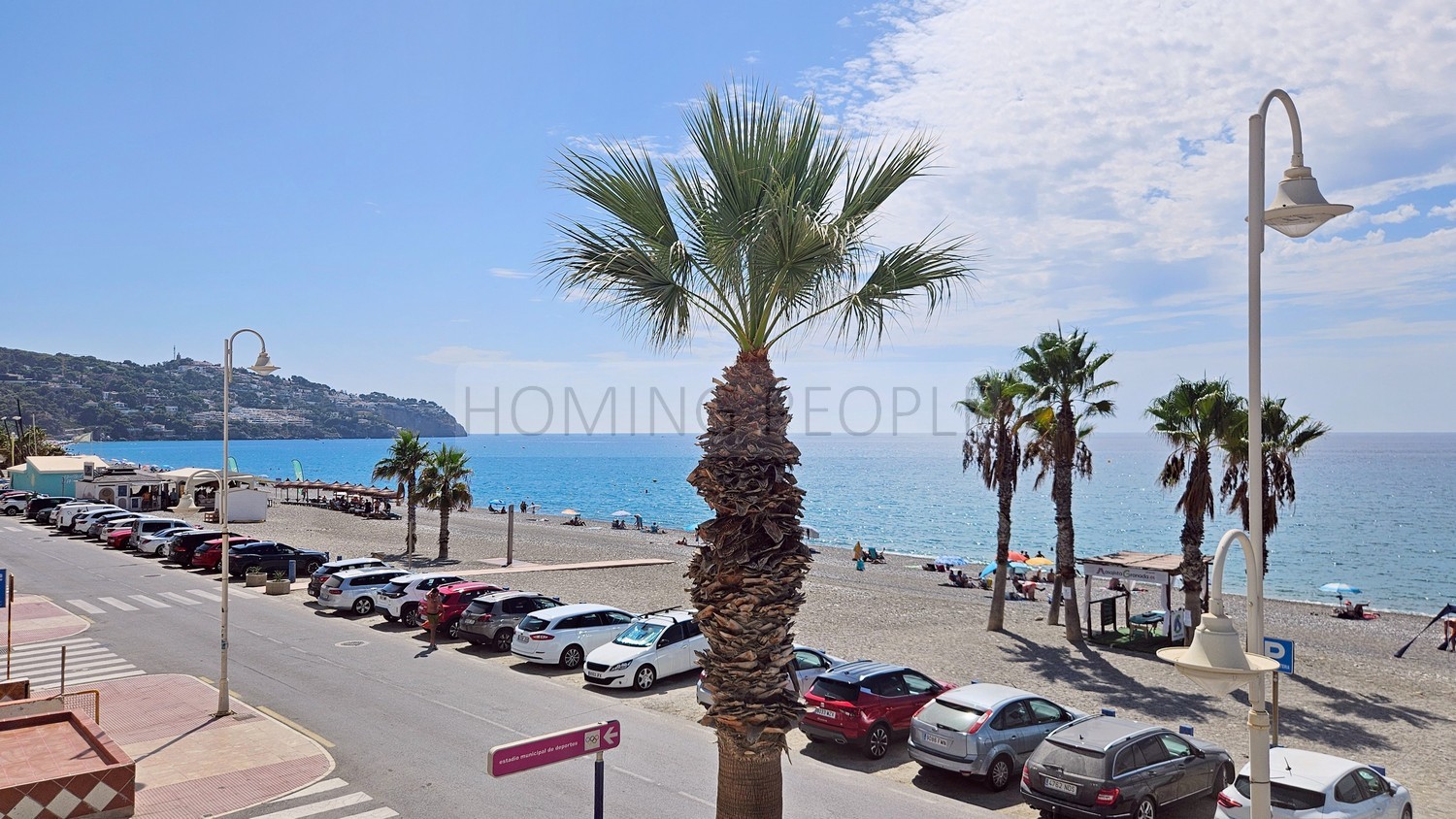 Seafront flat with a splendid terrace facing the beach ! Parking space available