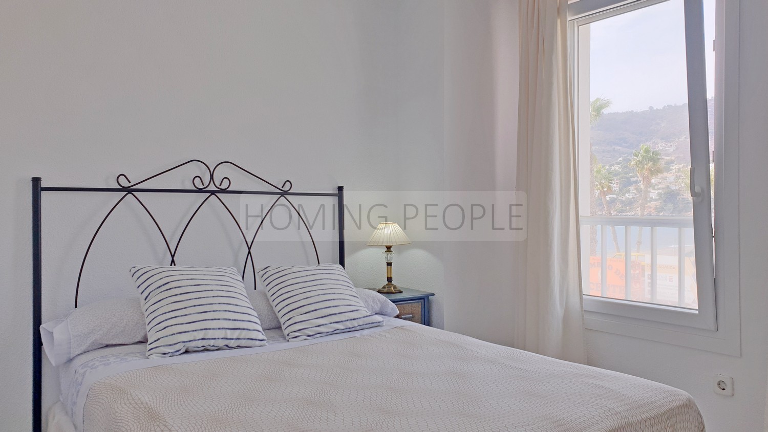 Seafront flat with a splendid terrace facing the beach ! Parking space available