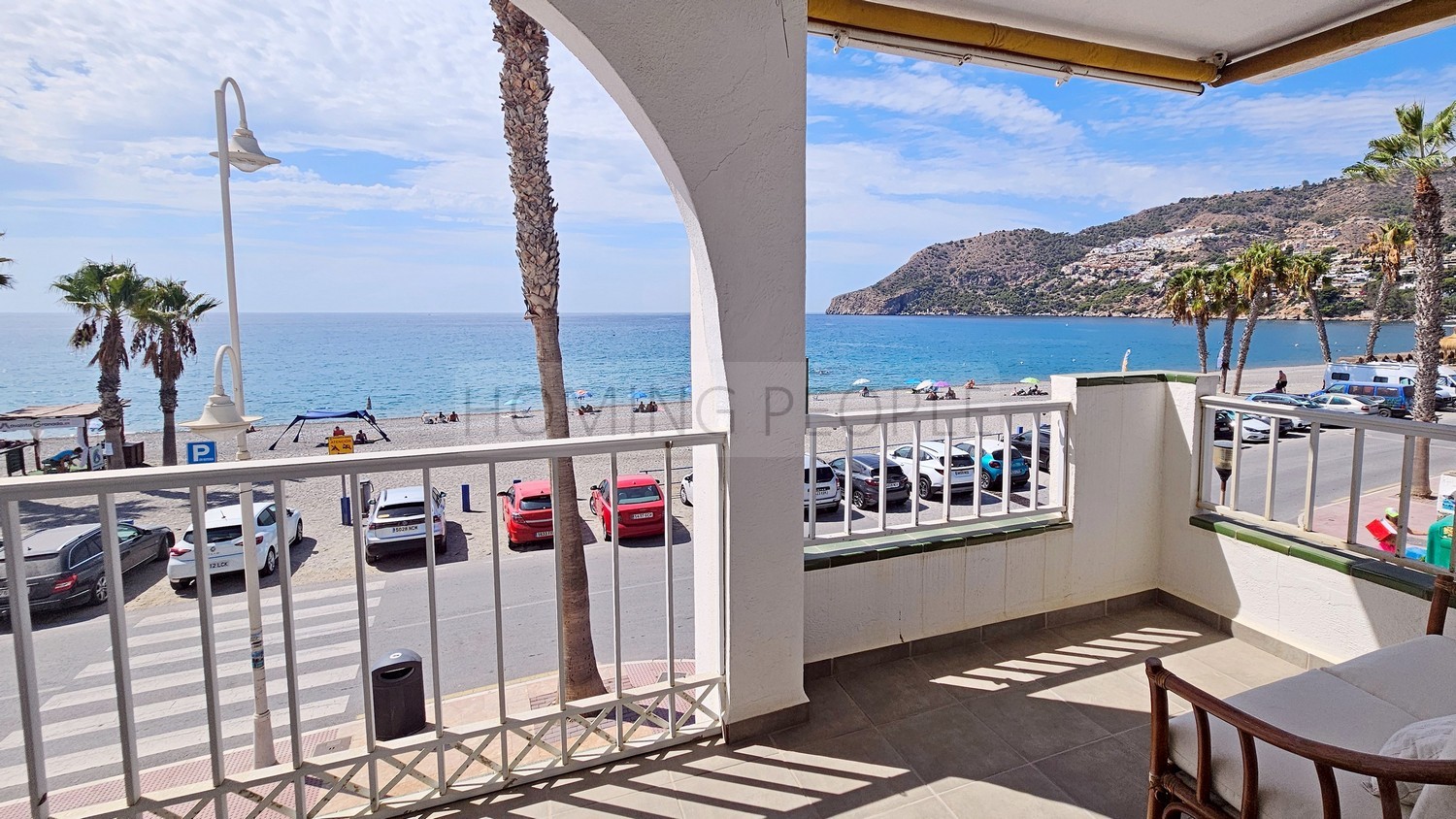 Seafront flat with a splendid terrace facing the beach ! Parking space available