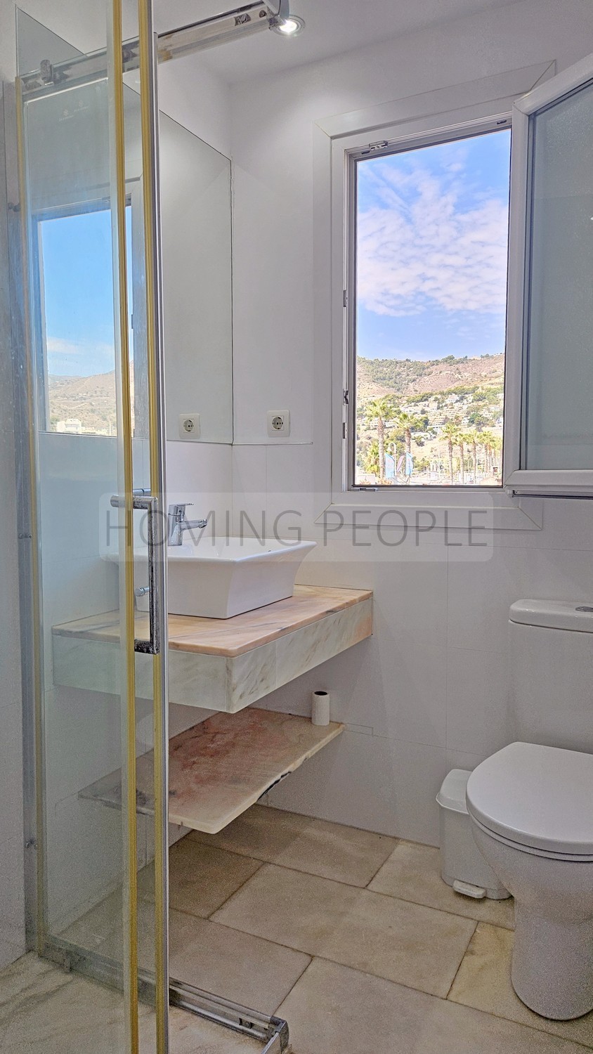 Seafront flat with a splendid terrace facing the beach ! Parking space available