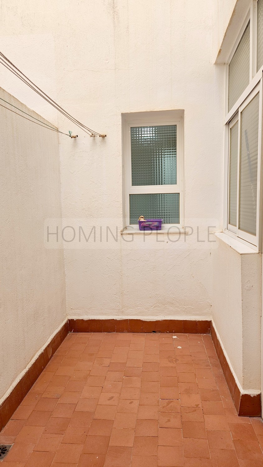 Seafront flat with a splendid terrace facing the beach ! Parking space available